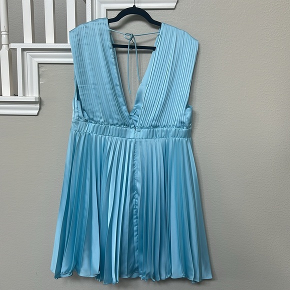 Abercrombie: Plunge Pleated Mini Dress - Picture 2 of 3